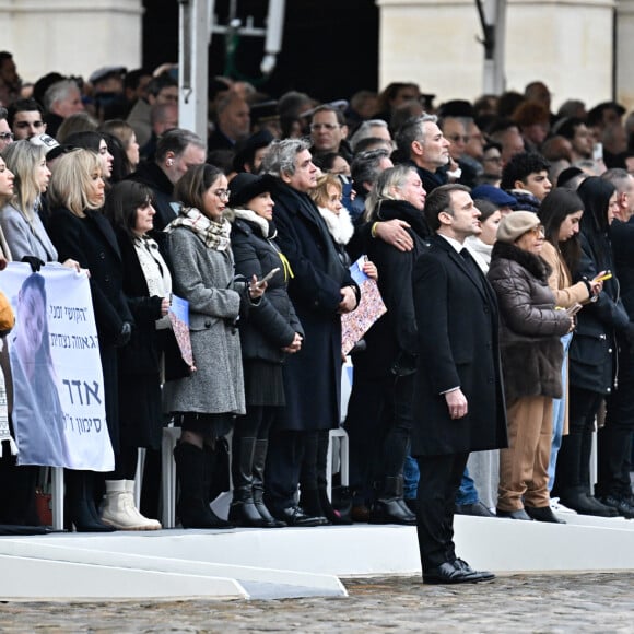 Tous ont rendu hommage aux victimes des attentats du 7 octobre dernier.
Le président de la République française Emmanuel Macron, sa femme la Première Dame Brigitte Macron avec les membres des familles des victimes françaises des attaques terroristes du 7 octobre en Israël - Cérémonie d'hommage national aux victimes françaises des attaques terroristes du 7 octobre en Israël dans la cour d'honneur de l'Hôtel national des Invalides, à Paris, France, le 7 février 2024.  ©Eric Tschaen/Pool/Bestimage 