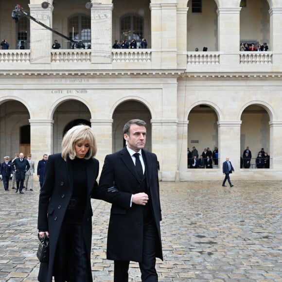 Le président de la République française Emmanuel Macron et sa femme la Première Dame Brigitte Macron - Cérémonie d'hommage national aux victimes françaises des attaques terroristes du 7 octobre en Israël dans la cour d'honneur de l'Hôtel national des Invalides, à Paris, France, le 7 février 2024. ©Eric Tschaen/Pool/Bestimage 