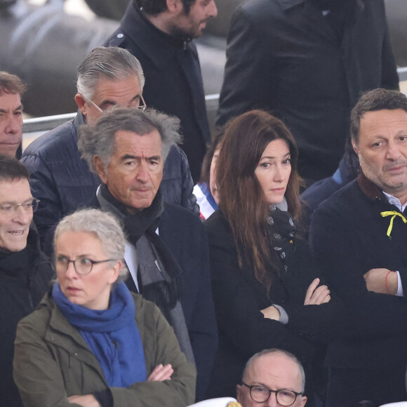 Bernard-Henri Lévy, Mareva Galanter, L'animateur Arthur ( Jacques Essebag ) - Cérémonie d'hommage national aux victimes françaises des attaques terroristes du 7 octobre en Israël dans la cour d'honneur de l'Hôtel national des Invalides le 7 février 2024.  © Dominique Jacovides / Bestimage 