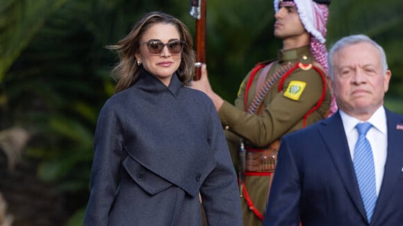 Rania de Jordanie sort un manteau ultra classe pour le jubilé de son mari, maman stylée en famille