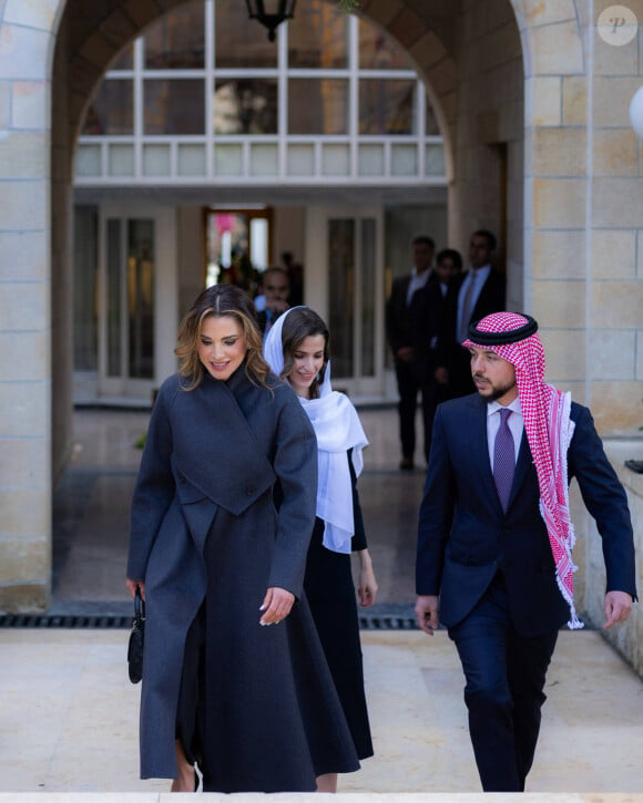 La fête pour les 25 ans de règne du roi s'est tenue à Ammann, le roi et la reine étaient entourés de leur enfants
Rania, son fils le prince Hussein et son épouse, Rajwa Al-Saif pour l'anniversaire des 25 ans d'accession au trône du roi Abdallah. Amman, le 7 février 2024
