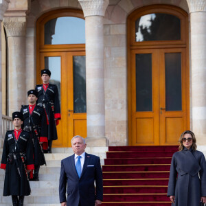 Elle avait opté pour un magnifique manteau croisé Dior, un sac damier Louis Vuitton et une paire de lunettes de soleil de la marque Brunello Cucinelli
La reine Rania de Jordanie et le roi Abdullah pour l'anniversaire des 25 ans d'accession au trône du roi Abdallah. Amman, le 7 février 2024