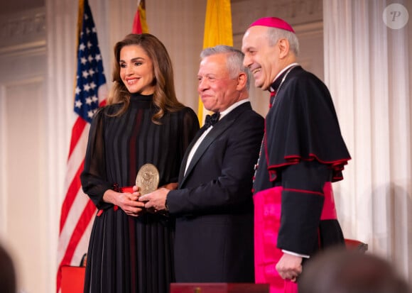 Le roi Abdallah II et la reine Rania de Jordanie reçoivent le prix "Path to Peace Award" à New York, le 9 mai 2022. 