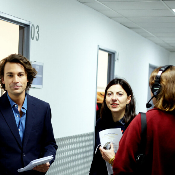 Exclusif - Bertrand Chameroy dans les backstage de sa nouvelle émission "Bertrand n'a pas sommeil", diffusée à partir du 5 janvier sur France 2 © Dominique Jacovides / Bestimage Bertrand Chameroy vous invite chez lui, dans son appartement, le vendredi soir, pour vivre une expérience totalement inédite ! Une soirée où le tapage nocturne est autorisé... sans limite ! " Bertrand n'a pas sommeil " et ça tombe bien ! Car oui, quand on n'a pas sommeil, on fait tous la même chose : on appelle des copains, on chante, on danse, on joue, on se pose des questions existentielles, on scrolle sur les réseaux sociaux, on zappe sur les chaînes info... Accompagné de sa bande d'amis, Bertrand Chameroy nous promet des soirées où tout est possible avec : - 4 invités différents chaque semaine sur son canap ; - Paloma, la voisine du dessus – dont les talons résonnent très fort dans l'appartement –, qui s'invite à l'improviste pour passer au grill un invité et le mettre " Dans de beaux drags " ; - L'enceinte connectée, Corinne – comme le prénom de la mère de Bertrand –, qui ose dire tout haut ce qu'il ne faut même pas dire tout bas ; - et Agitus, la caméra connectée directement au téléspectateur... Le tout autour de surprises et de séquences imprévisibles auxquelles nos invités et téléspectateurs ne s'attendent pas... car, la nuit, tout peut arriver quand on n'a pas sommeil ! Notez bien les infos : Digicode : 050124 Interphone : Chameroy 2e étage droite 