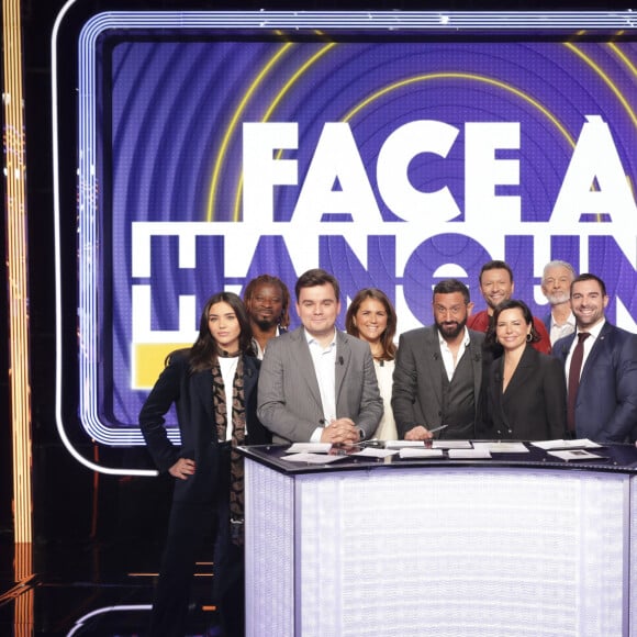 Exclusif - Carla Bahia, Rost, Gauthier Le Bret, Valérie Benaim, Cyril Hanouna, Laurence Saillet, Raymond Aabou, Gilles Verdez, Julien Odoul , Juliette Briens sur le plateau de la nouvelle émission de C.Hanouna du week-end "Face à Hanouna" diffusée le 3 février à Paris, France, le 1er février 2024. © Jack Tribeca/Bestimage 