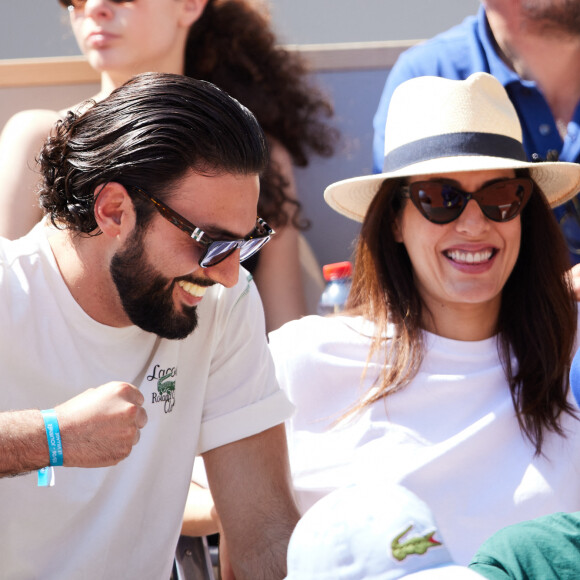 Félicitations aux heureux parents
Adrien Galo. Sofia Essaïdi en tribunes lors des Internationaux de France de tennis de Roland Garros 2023 à Paris, France, le 3 juin 2023. © Cyril Moreau/Bestimage