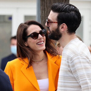 Des amoureux discrets mais dont l'amour transpire des clichés 
Sofia Essaïdi et son compagnon Adrien Galo s'embrassent en marge du Photocall du film "Nostalgia" lors du 75ème Festival International du Film de Cannes, e 25 mai 2022. © Dominique Jacovides / Bestimage