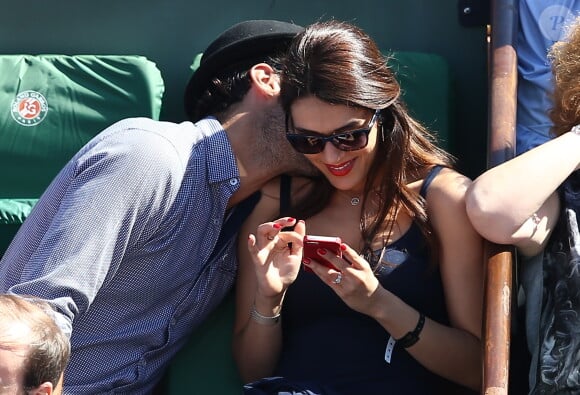 Gestes tendres à l'abri des regards, ou presque !
Sofia Essaïdi et son compagnon Adrien Galo - People dans les tribunes de Roland Garros lors de la Coupe Davis. Le 12 septembre 2014