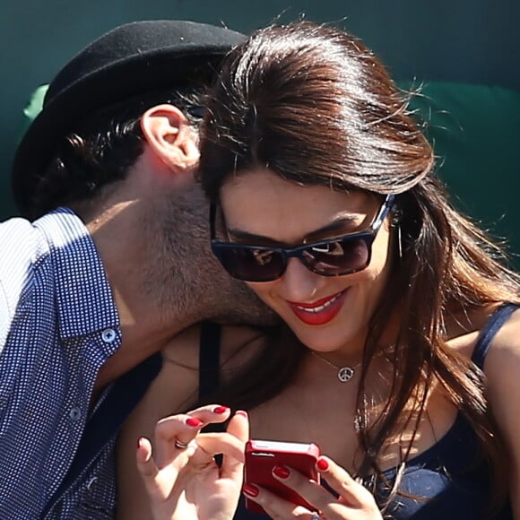 Gestes tendres à l'abri des regards, ou presque !
Sofia Essaïdi et son compagnon Adrien Galo - People dans les tribunes de Roland Garros lors de la Coupe Davis. Le 12 septembre 2014