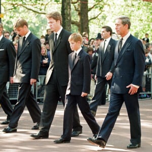 Le prince Philip, duc d'Edimbourg, le prince William, le comte Charles Spencer, le prince Harry et le prince Charles lors de la procession funéraire lors des funérailles de la princesse Diana. Le 6 septembre 1997