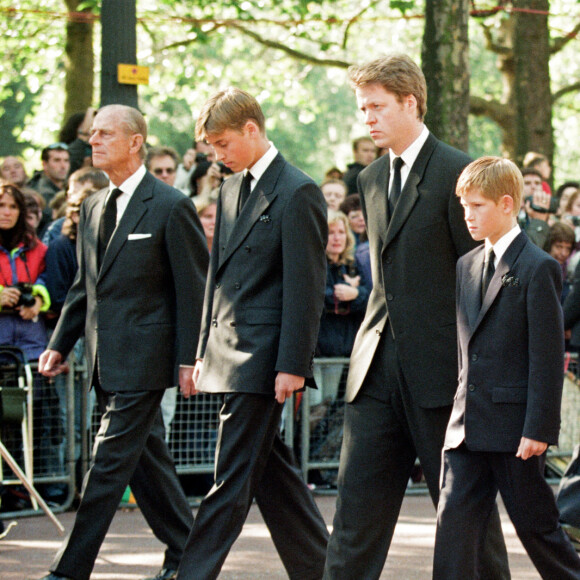 Le prince Philip, duc d'Edimbourg, le prince William, le comte Charles Spencer, le prince Harry et le prince Charles lors de la procession funéraire lors des funérailles de la princesse Diana. Le 6 septembre 1997