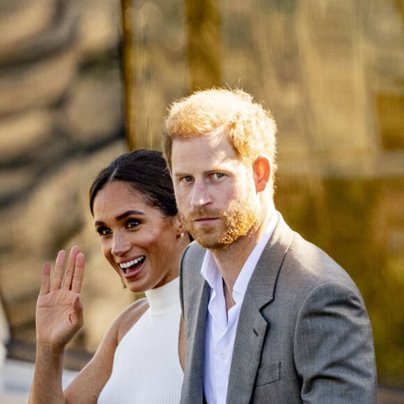 Le prince Harry, duc de Sussex et Meghan Markle, duchesse de Sussex lors d'un excursion en bateau sur le Rhin jusqu'à la Merkur Spiel-Arena dans le cadre de la visite du couple ducal de Sussex pour l'événement 'Invictus Games Düsseldorf.