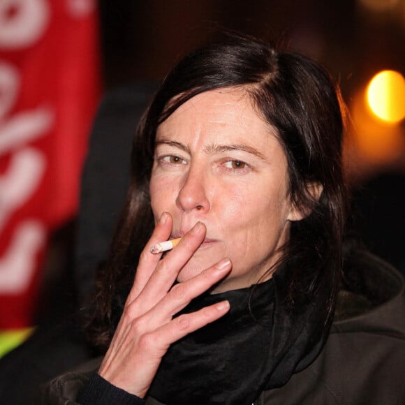 Anna Mouglalis - A l'appel d' associations feministes plusieurs dizaines de manifestantes se sont rassemblees à Paris pour denoncer l'impunite en matiere de violences sexistes et sexuelles dans le sillage du soutien d' Emmanuel Macron a Gerard Depardieu