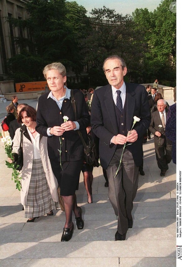  "Ils se marient le 1er juillet 1966, à la synagogue de la Victoire à Paris (IXe). Elle a 22 ans, lui 38".
Archives : Robert Badinter et sa femme Elisabeth