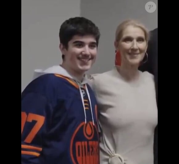Mais surtout de voir leur transformation physique.
Céline Dion et ses trois fils ont assisté à un match de hockey. @ Edmonton Oilers / Twitter