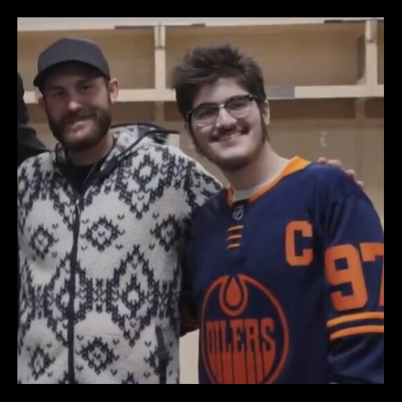 Fini les cheveux longs pour eux ! 
Céline Dion et ses trois fils ont assisté à un match de hockey. @ Edmonton Oilers / Twitter