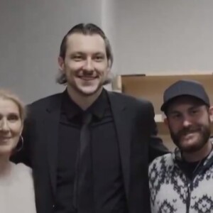 L'occasion pour ses fans de voir à quel point ils sont soudés. 
Céline Dion et ses trois fils ont assisté à un match de hockey. @ Edmonton Oilers / Twitter