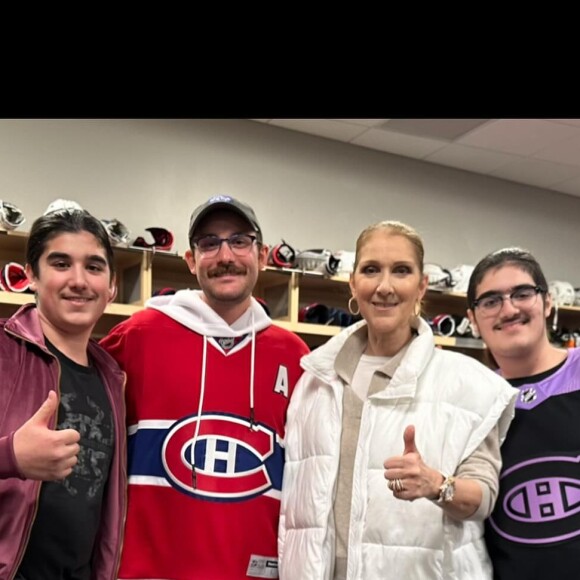 Leur dernière apparition était déjà à un match de hockey. 
Céline Dion réapparaît entourée de ses 3 fils, René Charles et les jumeaux Nelson et Eddy, à l'occasion d'un match de hockey qui s'est jouée à Las Vegas.