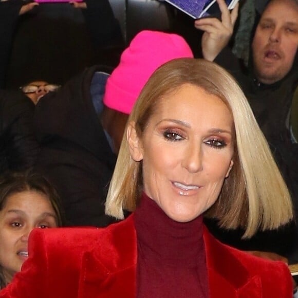 Celine Dion arbore un total look rouge satin et velour à la sortie de son hôtel à New York, le 14 novembre 2019 