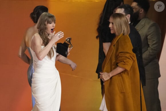 Celine Dion remet le prix de l'Album de l'année à Taylor Swoft - Grammy Awards, Los Angeles, 4 février 2024. Photo by Robert Hanashiro-USA Today/SPUS/ABACAPRESS.COM