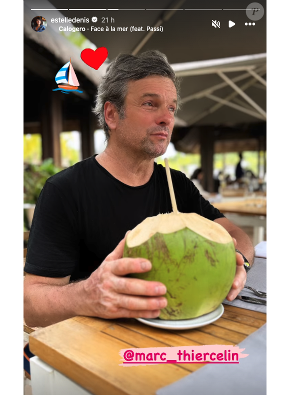 De son côté, Marc Thiercelin se relaxe en sirotant le jus d'une noix de coco
