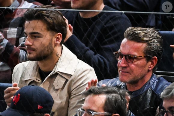 Benjamin Castaldi avec son fils Simon - People dans les tribunes de la demi-finale de l'Open Rolex Paris Masters à l'Accor Arena entre N. Djokovic contre A. Rublev le 4 Novembre 2023. © Matthieu Mirville/Bestimage