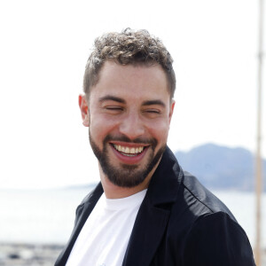 Marwan Berreni lors du photocall de "Plus Belle La Vie" lors du festival Cannes Series 2022. Cannes le 23 avril 2022. © Denis Guignebourg/Bestimage 