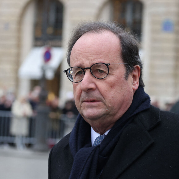 Mais également François Hollande, venu sans Julie Gayet. 
François Hollande - Hommage national à Robert Badinter devant le ministère de la Justice sur la place Vendôme à Paris le 14 février 2024. L'ancien garde des Sceaux, artisan de l'abolition de la peine de mort, est décédé vendredi dernier à l'âge de 95 ans. © Dominique Jacovides/Bestimage 
