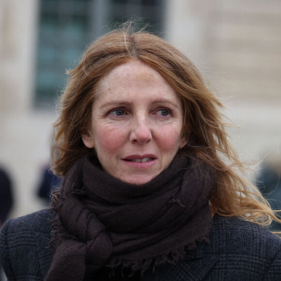 Sandrine Kiberlain - Hommage national à Robert Badinter devant le ministère de la Justice sur la place Vendôme à Paris le 14 février 2024. L'ancien garde des Sceaux, artisan de l'abolition de la peine de mort, est décédé vendredi dernier à l'âge de 95 ans. © Dominique Jacovides/Bestimage 