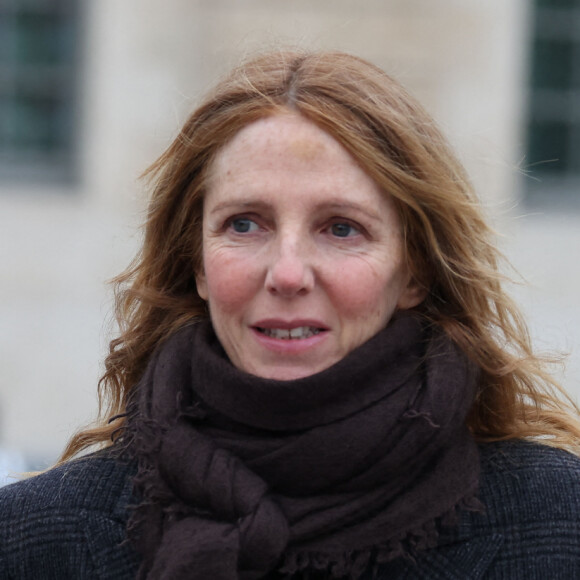 Sandrine Kiberlain - Hommage national à Robert Badinter devant le ministère de la Justice sur la place Vendôme à Paris le 14 février 2024. L'ancien garde des Sceaux, artisan de l'abolition de la peine de mort, est décédé vendredi dernier à l'âge de 95 ans. © Dominique Jacovides/Bestimage 