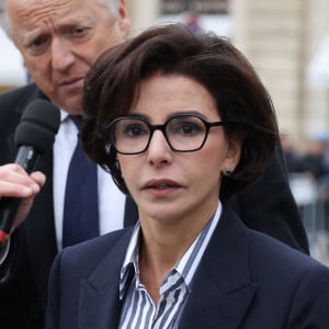 Ou encore Rachida Dati, très élégante. 
Rachida Dati, Ministre de la Culture - Hommage national à Robert Badinter devant le ministère de la Justice sur la place Vendôme à Paris le 14 février 2024. L'ancien garde des Sceaux, artisan de l'abolition de la peine de mort, est décédé vendredi dernier à l'âge de 95 ans. © Dominique Jacovides/Bestimage 