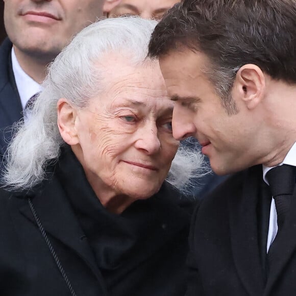 Elisabeth Badinter, le président de la République Emmanuel Macron - Hommage national à Robert Badinter devant le ministère de la Justice sur la place Vendôme à Paris le 14 février 2024. L'ancien garde des Sceaux, artisan de l'abolition de la peine de mort, est décédé vendredi dernier à l'âge de 95 ans. © Dominique Jacovides/Bestimage