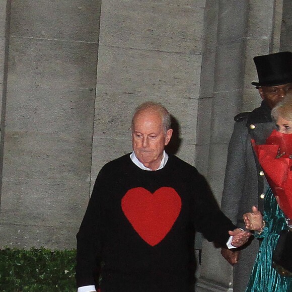 Camilla Parker Bowles, reine consort d'Angleterre, et les invités à la sortie d'une soirée mettant à l'honneur l'oeuvre de William Shakespeare, au Grosvernor Hotel à Londres, le 14 février 2024. 