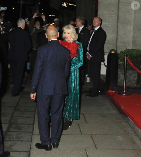 Pour l'occasion, elle portait une robe en velours longue de la marque Me and Em d'une valeur de 550 euros
Camilla Parker Bowles, reine consort d'Angleterre, et les invités à la sortie d'une soirée mettant à l'honneur l'oeuvre de William Shakespeare, au Grosvernor Hotel à Londres, le 14 février 2024. 