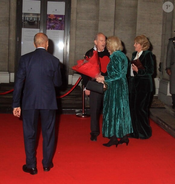 Camilla Parker Bowles, reine consort d'Angleterre, et les invités à la sortie d'une soirée mettant à l'honneur l'oeuvre de William Shakespeare, au Grosvernor Hotel à Londres, le 14 février 2024. 