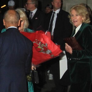 Camilla Parker Bowles, reine consort d'Angleterre, et les invités à la sortie d'une soirée mettant à l'honneur l'oeuvre de William Shakespeare, au Grosvernor Hotel à Londres, le 14 février 2024. 