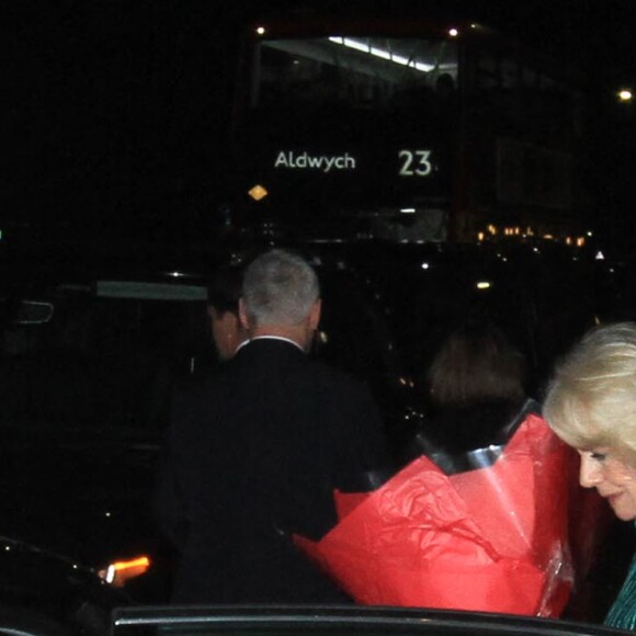 Une tenue qu'elle avait choisie verte 
Camilla Parker Bowles, reine consort d'Angleterre, et les invités à la sortie d'une soirée mettant à l'honneur l'oeuvre de William Shakespeare, au Grosvernor Hotel à Londres, le 14 février 2024. 