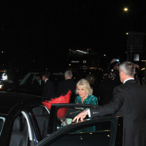 Un clin d'oeil que le roi Charles III a dû apprécier !
Camilla Parker Bowles, reine consort d'Angleterre, et les invités à la sortie d'une soirée mettant à l'honneur l'oeuvre de William Shakespeare, au Grosvernor Hotel à Londres, le 14 février 2024. 