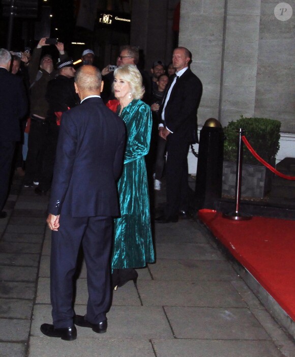 Couleur de l'espoir hautement symbolique en ces temps difficiles pour la monarchie
Camilla Parker Bowles, reine consort d'Angleterre, et les invités à la sortie d'une soirée mettant à l'honneur l'oeuvre de William Shakespeare, au Grosvernor Hotel à Londres, le 14 février 2024. 
