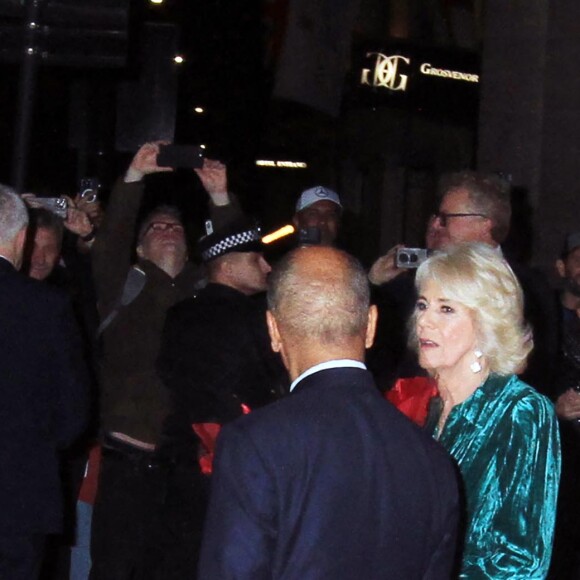 Couleur de l'espoir hautement symbolique en ces temps difficiles pour la monarchie
Camilla Parker Bowles, reine consort d'Angleterre, et les invités à la sortie d'une soirée mettant à l'honneur l'oeuvre de William Shakespeare, au Grosvernor Hotel à Londres, le 14 février 2024. 