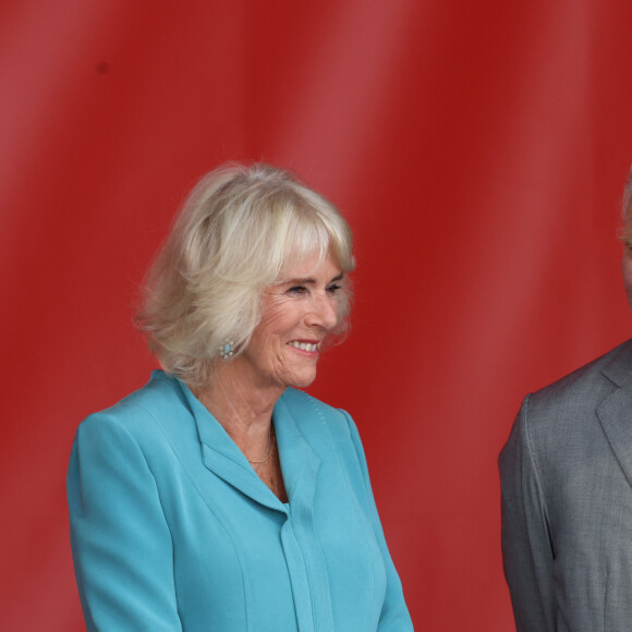 Le roi Charles III d'Angleterre et Camilla Parker Bowles, reine consort d'Angleterre, assistent à une fête en leur honneur sur la place de la Bourse à Bordeaux, le 22 septembre 2023. Cette fête présente le meilleur des entreprises britanniques, françaises et bordelaises. Près de 40.000 Britanniques résident à Bordeaux. Le couple royal britannique est en visite en France du 20 au 22 septembre 2023. 