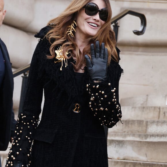 Carla Bruni Sarkozy - Arrivées au défilé Schiaparelli Haute Couture Printemps/Été 2024 dans le cadre de la Fashion Week de Paris le 22 janvier 2024. © Denis Guignebourg / Bestimage 