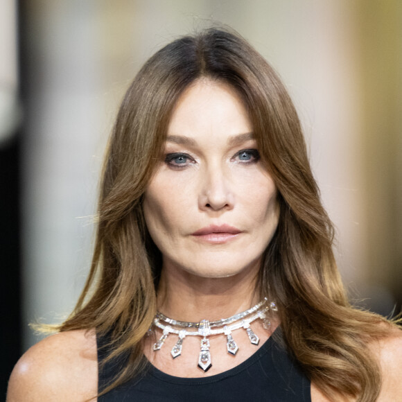 Depuis qu'elle a annoncé en octobre 2023 avoir été touchée par un cancer du sein, l'artiste de 56 ans s'implique publiquement dans la cause
Carla Bruni - Défilé Messika Haute Joaillerie 2023 au Pavillon Cambon à Paris le 28 septembre 2023. Agence / Bestimage 