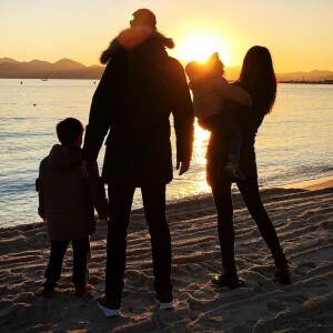 En famille, mais sans leurs enfants.
Karine Ferri avec sa famille, février 2020, Instagram.