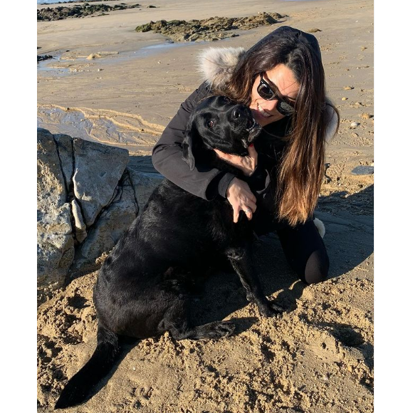 C'est avec leurs chiens qu'ils se sont ressourcés à la plage.
Karine Ferri avec son chien Dolmen sur Instagram