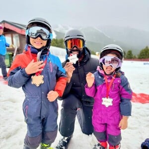 Ils ont fondé une famille ensemble en accueillant Paulin puis Perine.
Ariane Brodier, vacances en famille au ski. Instagram. Le 16 février 2024.