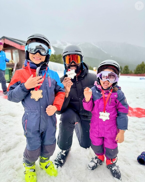 Ils ont fondé une famille ensemble en accueillant Paulin puis Perine.
Ariane Brodier, vacances en famille au ski. Instagram. Le 16 février 2024.