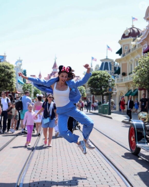 Dès le début, l'animatrice savait qu'elle avait fait le bon choix. Il faut dire qu'elle a vécu un véritable "coup de foudre"
Ariane Brodier à Disneyland. Instagram. Le 25 mai 2023.