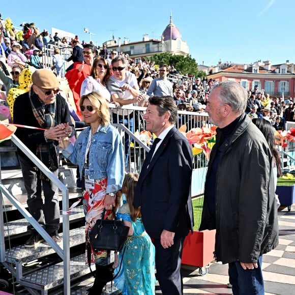 Christian Estrosi, le maire de Nice, et sa femme, Laura Tenoudji Estrosi qui fête ses 48 ans durant le défilé d'ouverture du Carnaval de Nice 2024 "Roi de la Pop Culture", le 17 février 2024.