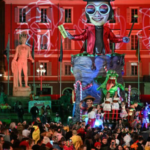 Le char Pop-Tarts durant le premier corso carnavalesque illuminé du Carnaval de Nice 2024 "Roi de la Pop Culture", le 17 février 2024.